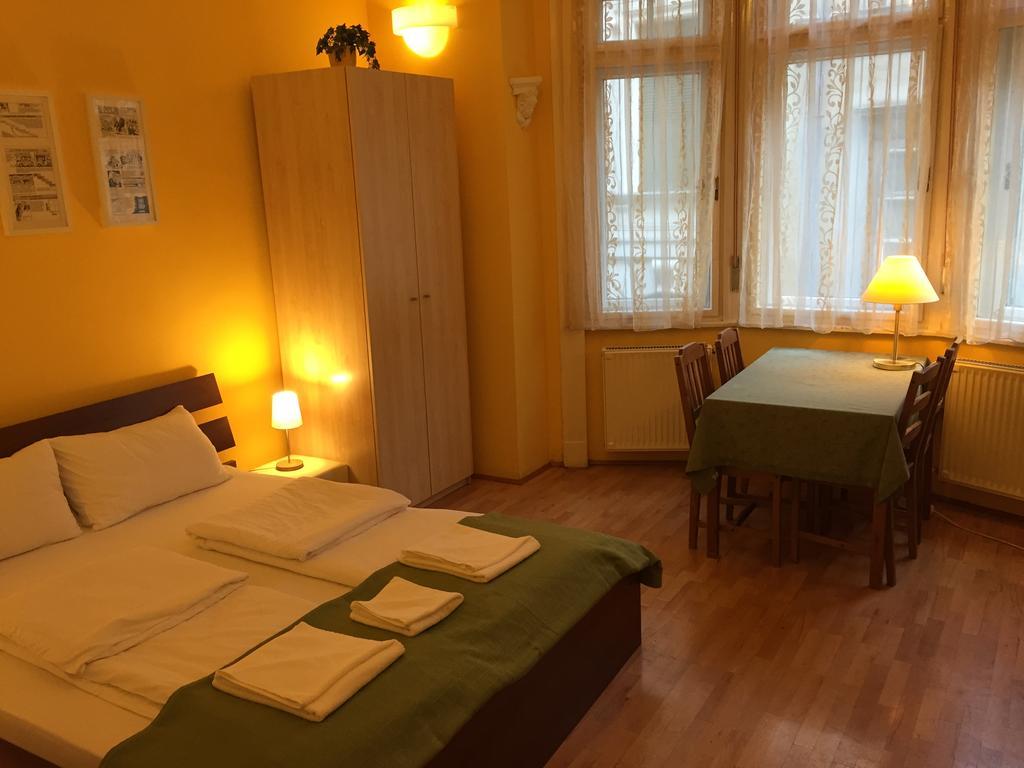 Club Apartments & Rooms Budapest Room photo
